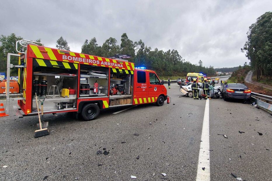 Choque em cadeia provoca um ferido grave e sete ligeiros em Santa Maria da Feira
