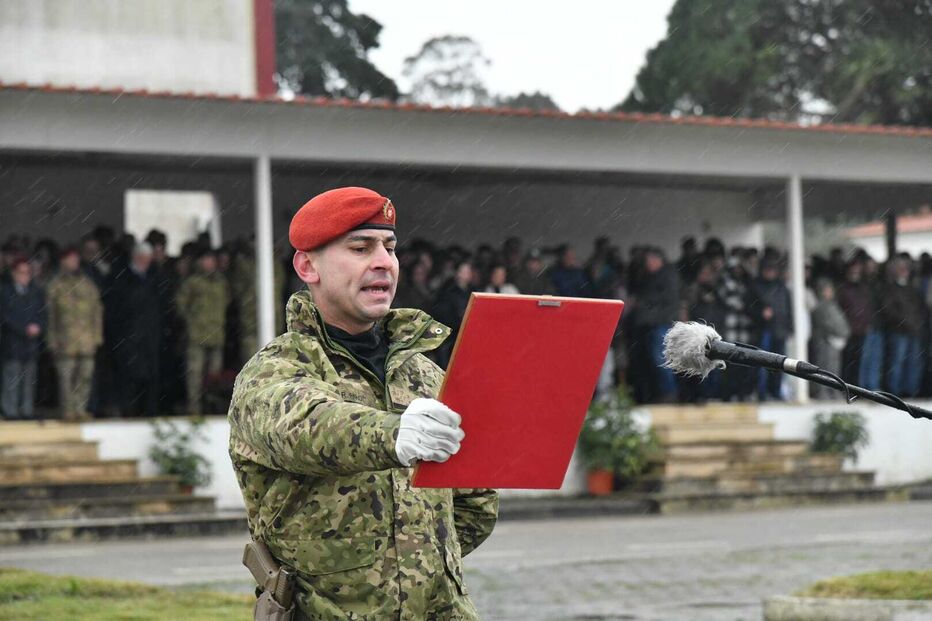 Militar português lê discurso no encerramento do 144.º curso de Comandos