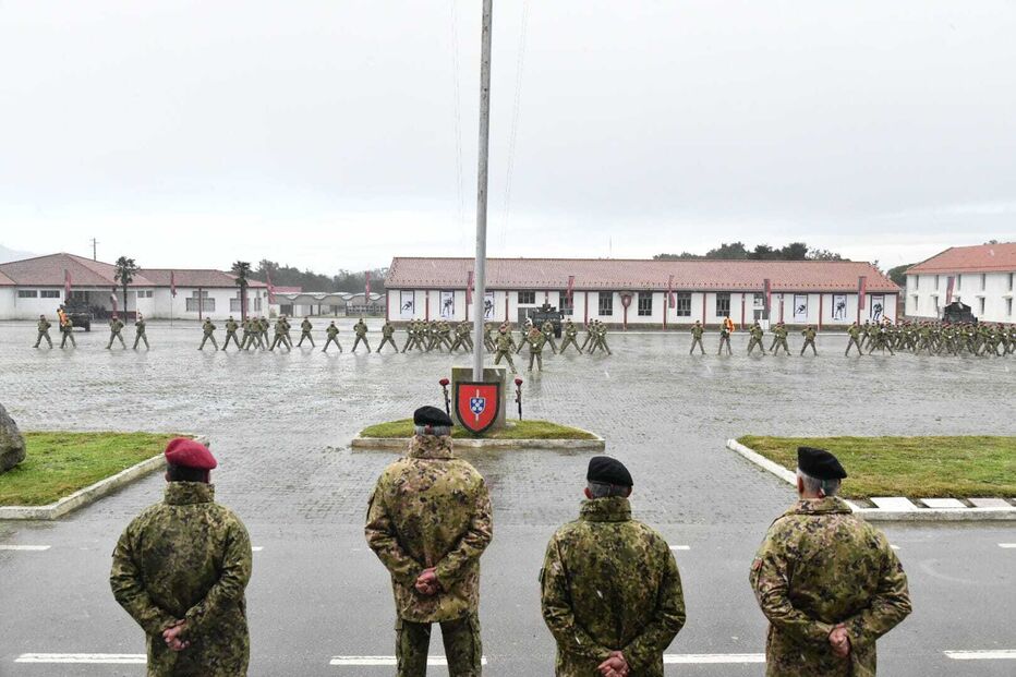 Militares portugueses em parada e cerimónia, com obras do PRR e curso de Comandos concluído