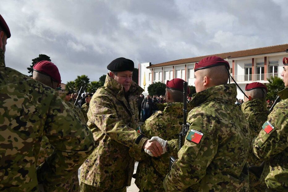 Militar cumprimenta soldados portugueses; curso de Comandos tem melhor taxa de sucesso desde 2002