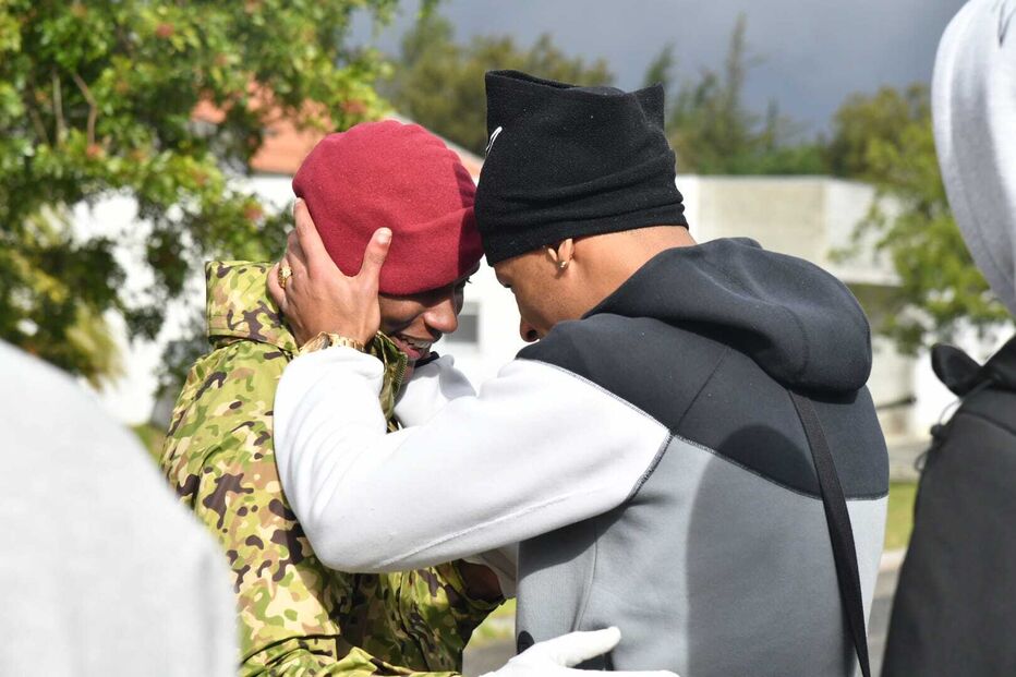 Militar emocionado no fim do curso de Comandos, apoiado por familiar