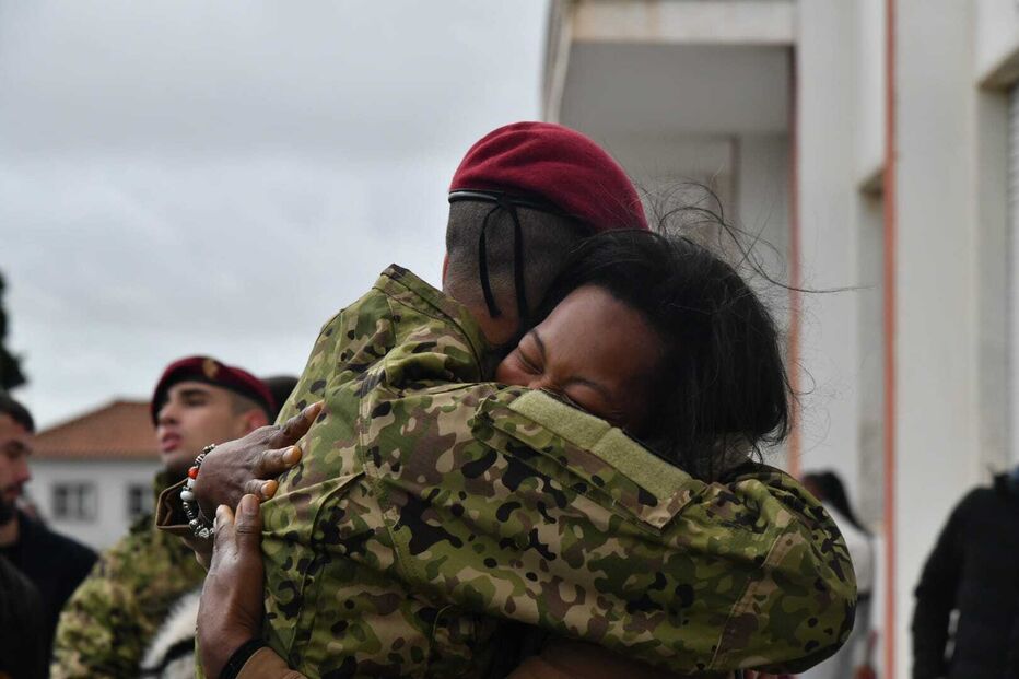 Militar conforta familiar no final do 144.º curso de Comandos, que teve a melhor taxa de sucesso desde 2002
