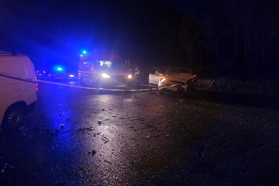 Colisão de veículos em Águeda causa ferido, com apoio de emergência no local.
