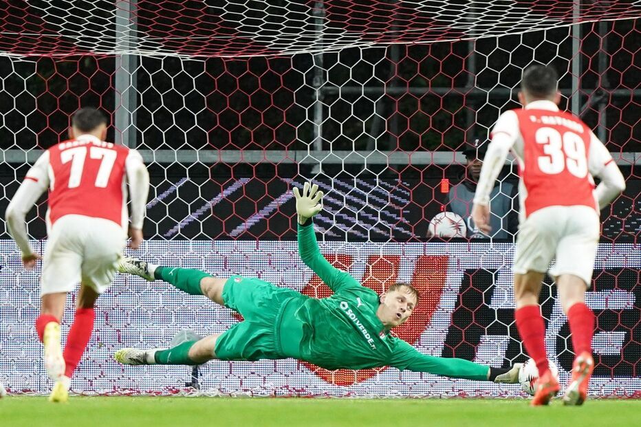 Guarda-redes Hornicek defende penálti em jogo do Sp. Braga.
