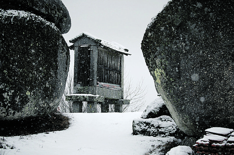 Aldeia do Castelo pintada de branco em resultado da neve intensa registada desde ontem. 