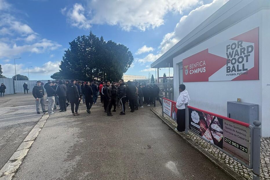 Adeptos cercam centro de estágios do Benfica e exigem falar com a direção
