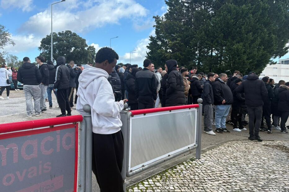 Adeptos cercam centro de estágios do Benfica no Seixal