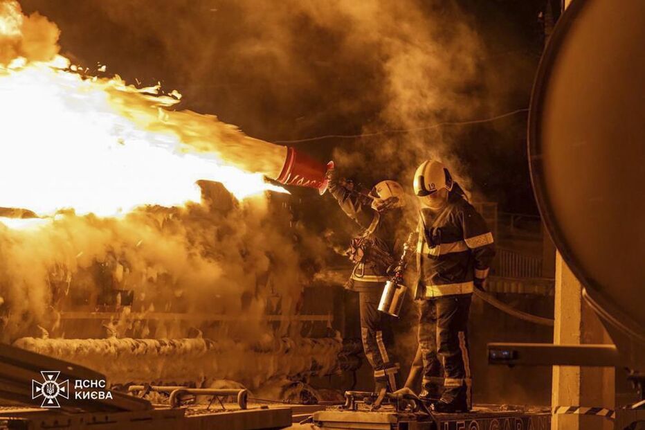 Bombeiros tentam extinguir as chamas após ataque russo contra instalações energéticas em Kiev