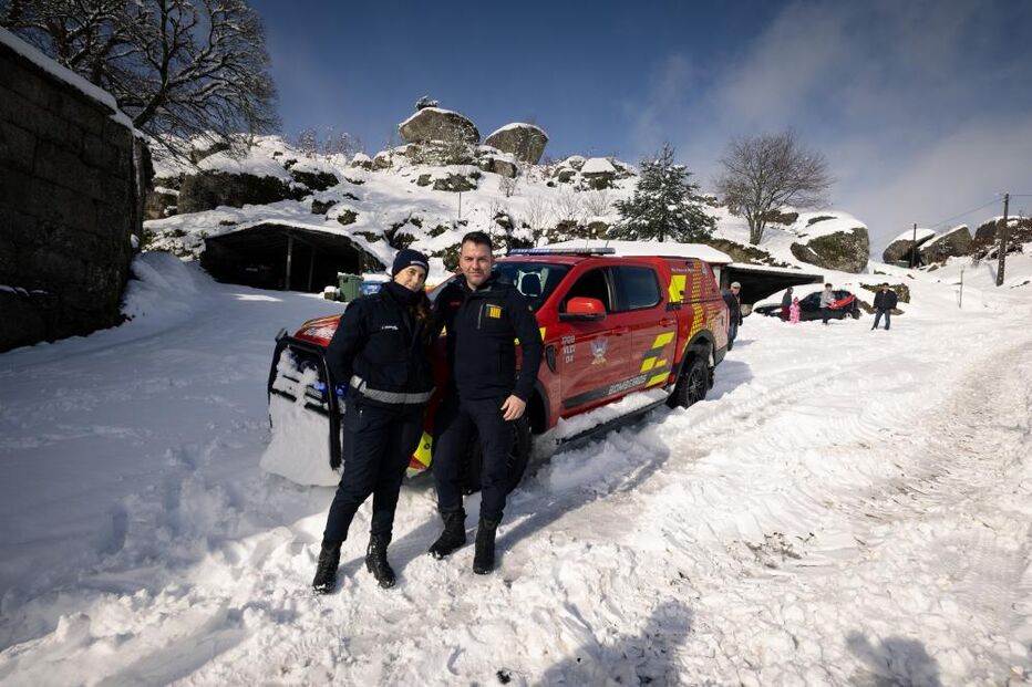 Bombeiros de Vila Pouca de Aguiar dão apoio à população em dia de neve