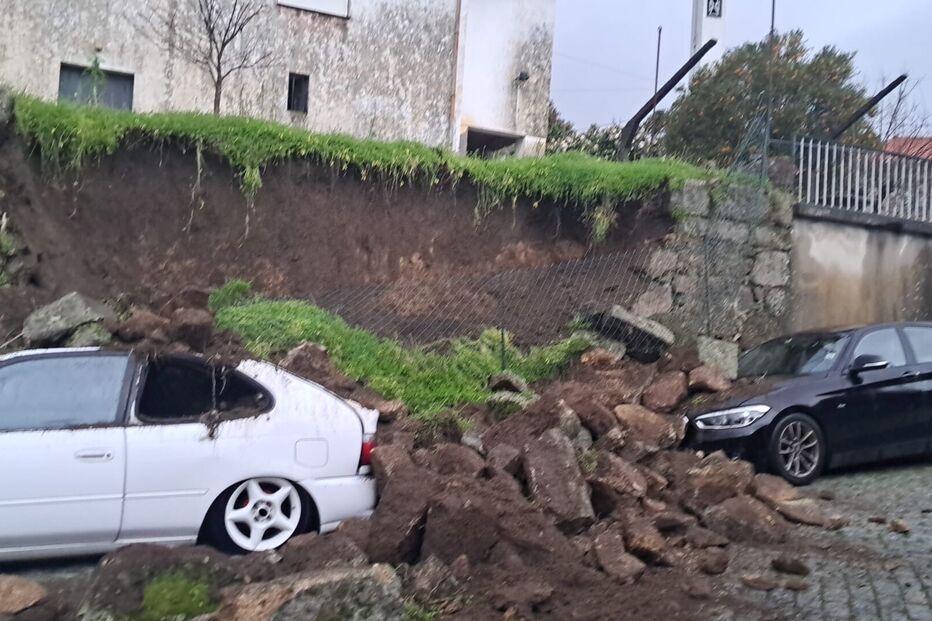 Muro desaba e destrói dois carros no Marco de Canaveses