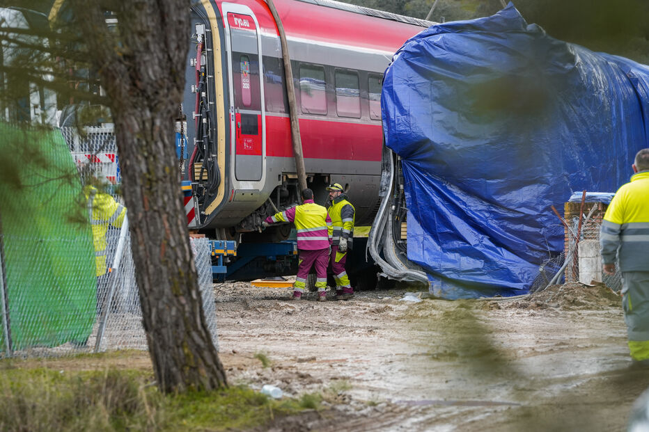 Retirados destroços das carruagens de comboio alta velocidade que descarrilou em Espanha