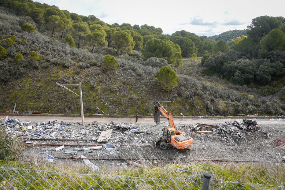 Retirados destroços das carruagens de comboio alta velocidade que descarrilou em Espanha