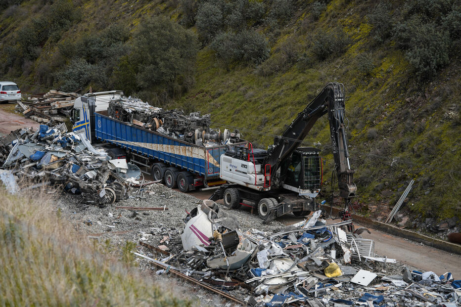 Retirados destroços das carruagens de comboio alta velocidade que descarrilou em Espanha
