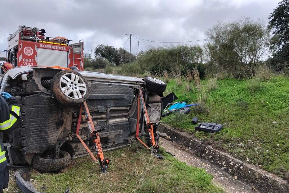 Capotamento de carro na A22
