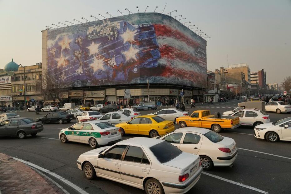 Irão alerta os EUA contra ataques com mural com bandeira americana