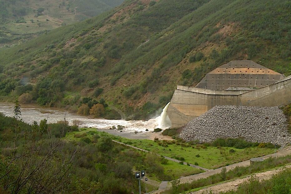 Comportas da barragem foram abertas este domingo de manhã