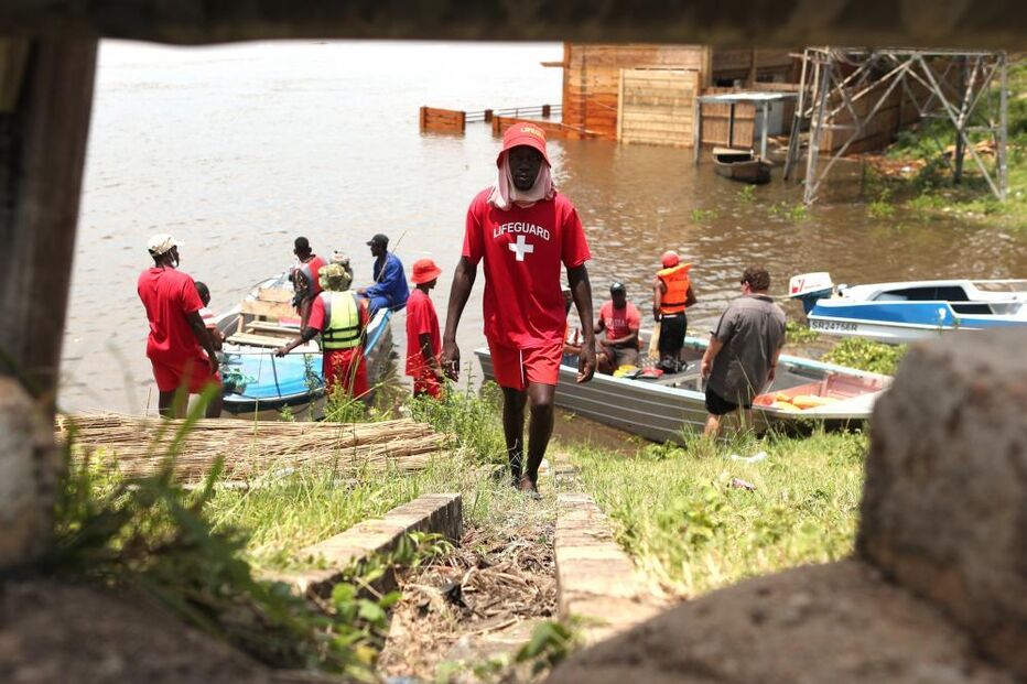 Moçambique enfrenta inundações e greve de profissionais de saúde