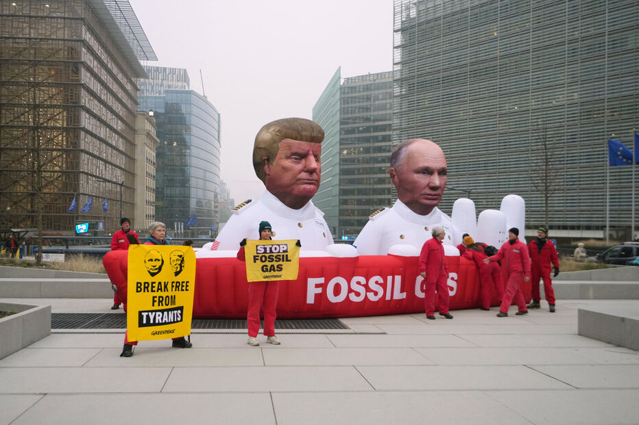 Greenpeace protesta em Bruxelas contra gás russo e norte-americano