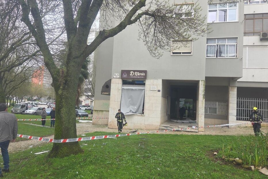 Explosão em churrasqueira na Amadora causa feridos; bombeiros e assistência no local