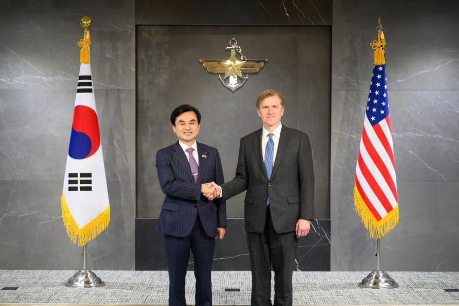 Elbridge Colby e Ahn Gyu-back