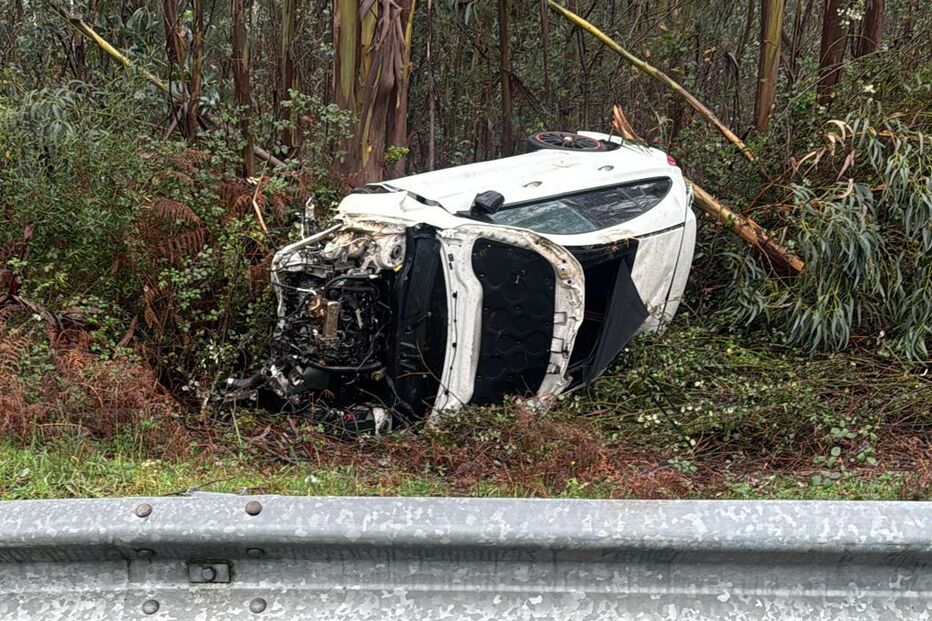 Despiste na A1, entre Feira e Estarreja, fere condutor após carro capotar