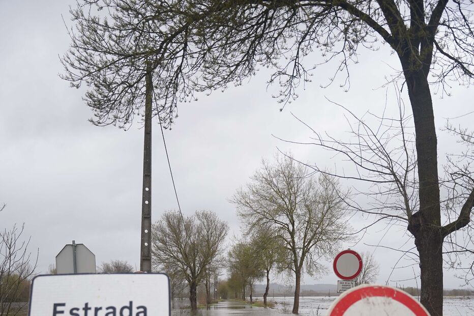 Estrada submersa devido à subida do rio Tejo, em Portugal