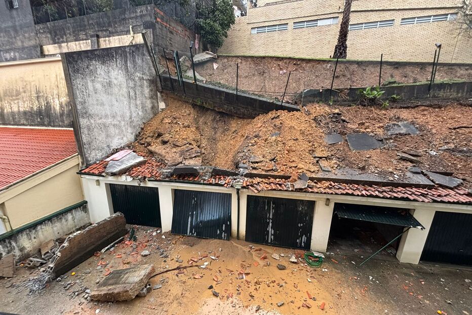 Desabamento de muro causa estragos em garagens de Vila Nova de Gaia