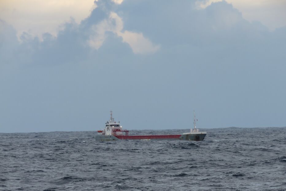 Cargueiro à deriva à saída da barra da Figueira da Foz corre o risco de naufragar 