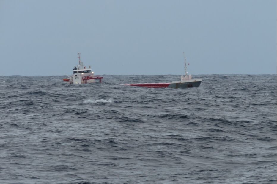 Cargueiro à deriva à saída da barra da Figueira da Foz corre o risco de naufragar 