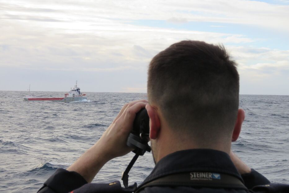 Cargueiro à deriva à saída da barra da Figueira da Foz corre o risco de naufragar 