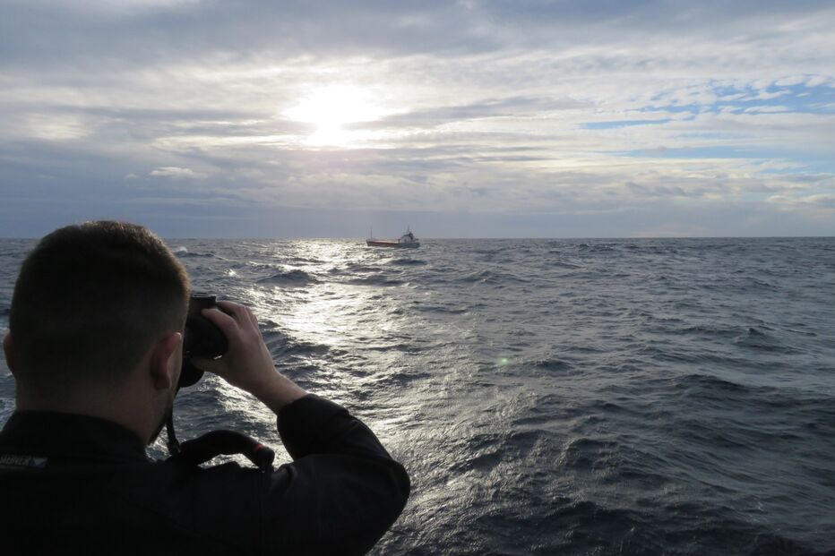Cargueiro à deriva à saída da barra da Figueira da Foz corre o risco de naufragar 