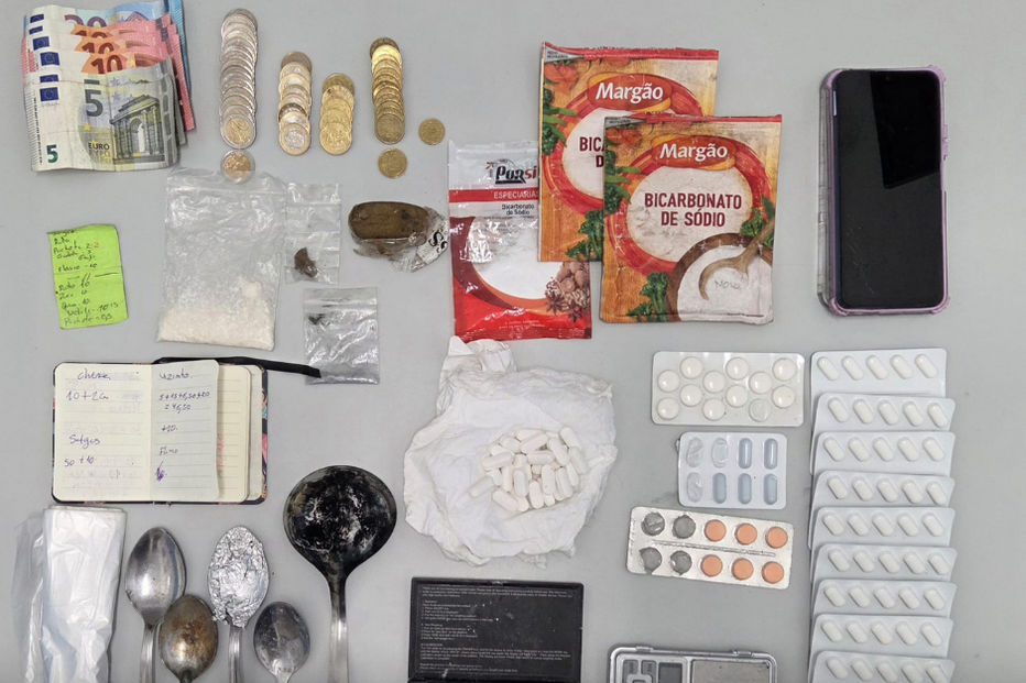 Apreensão de dinheiro, droga e material de consumo