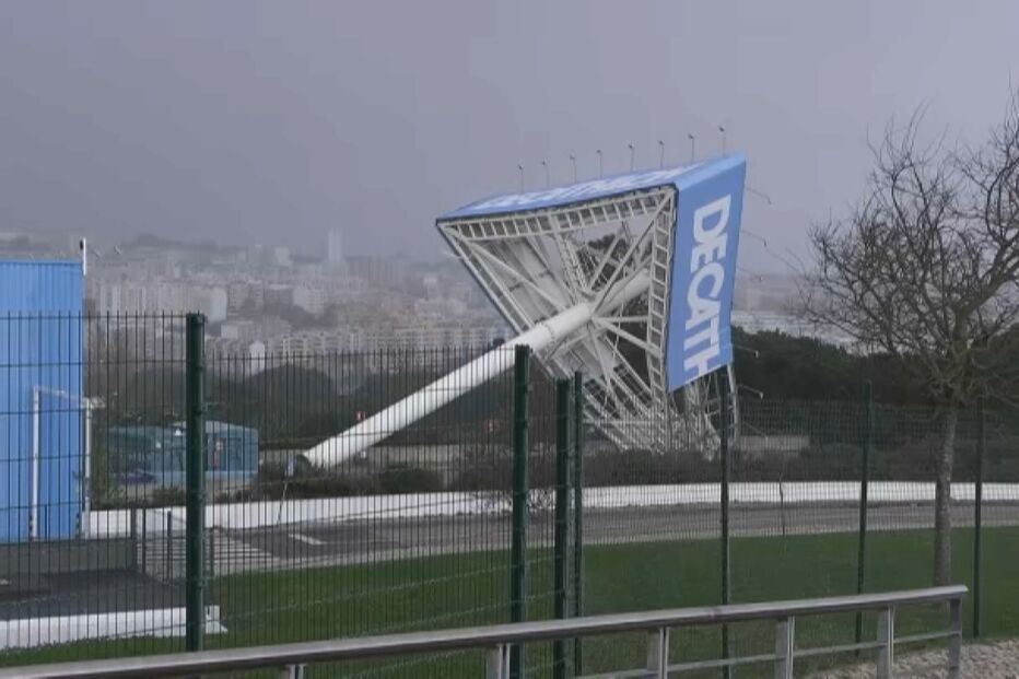 Vento forte faz tombar letreiro em Almada 