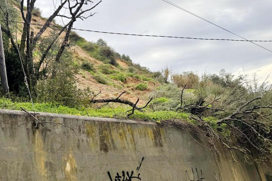 Deslizamento de talude corta acesso à aldeia de Alfange