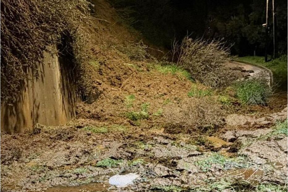 Deslizamento de talude corta acesso à aldeia de Alfange