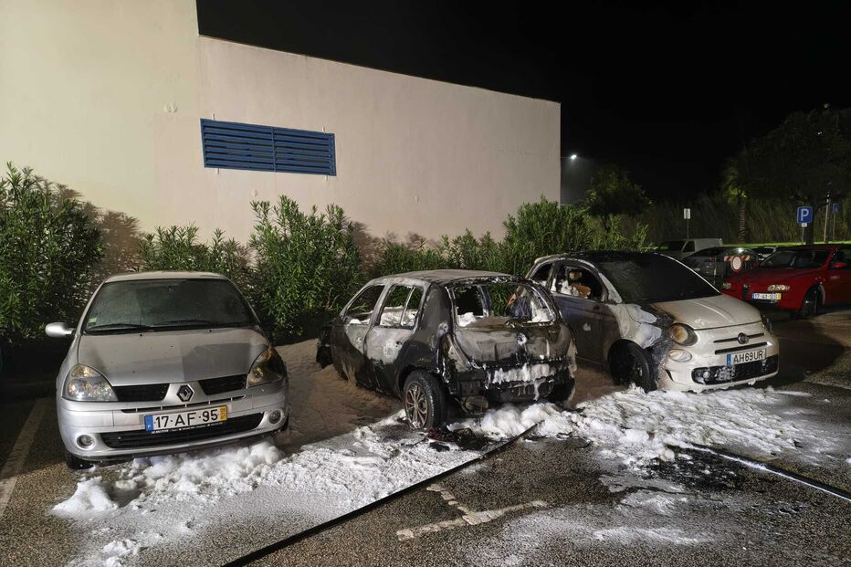 Incêndio danifica carros em estacionamento