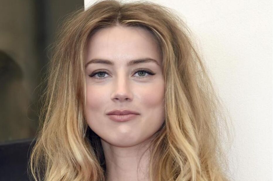 Amber Heard aborda o caso com Johnny Depp num documentário em Sundance.
