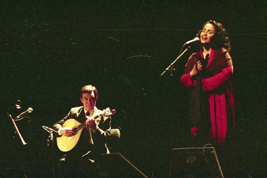 António Chainho, mestre da guitarra portuguesa, e uma fadista atuam em palco