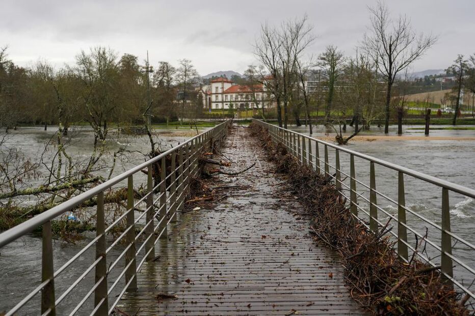 Cheias e mau tempo em Portugal, com alerta em 12 distritos devido à depressão Kristin