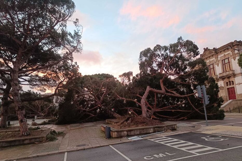 Leiria centro da cidade largo da câmara e tribunal