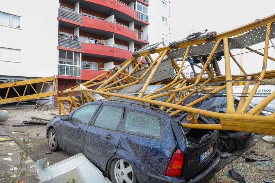 Leiria: Queda de grua causa danos em carros e leva a apelo por estado de calamidade