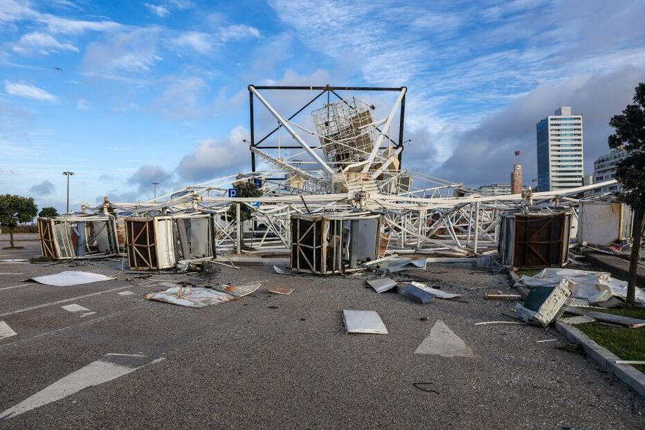 Destroços na Figueira da Foz após mau tempo, com relatos de 