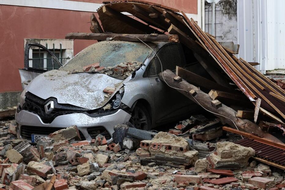 Depressão fez cair parte do telhado da antiga Universidade na Figueira da Foz e atingiu, pelo menos, sete carros