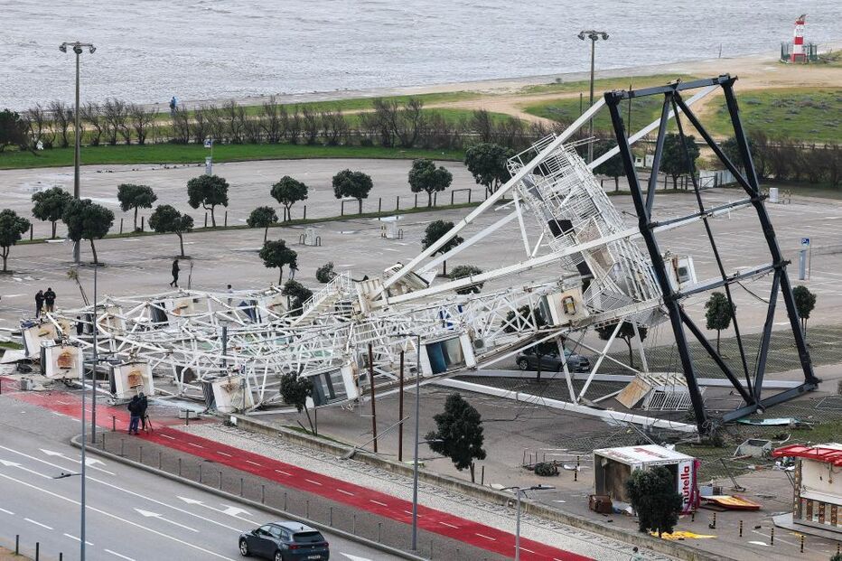 Roda gigante caiu no Parque das Gaivotas, na Figueira da Foz
