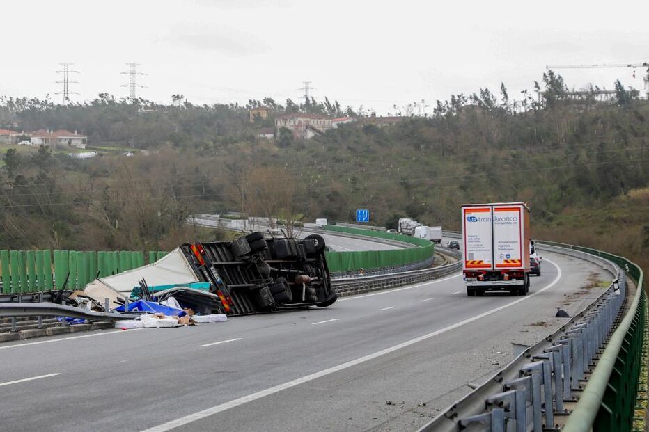 Veículo pesado tombou com o vento forte em Leiria