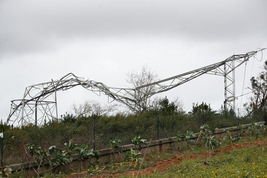 Poste de alta tensão ficou destruído em Leiria
