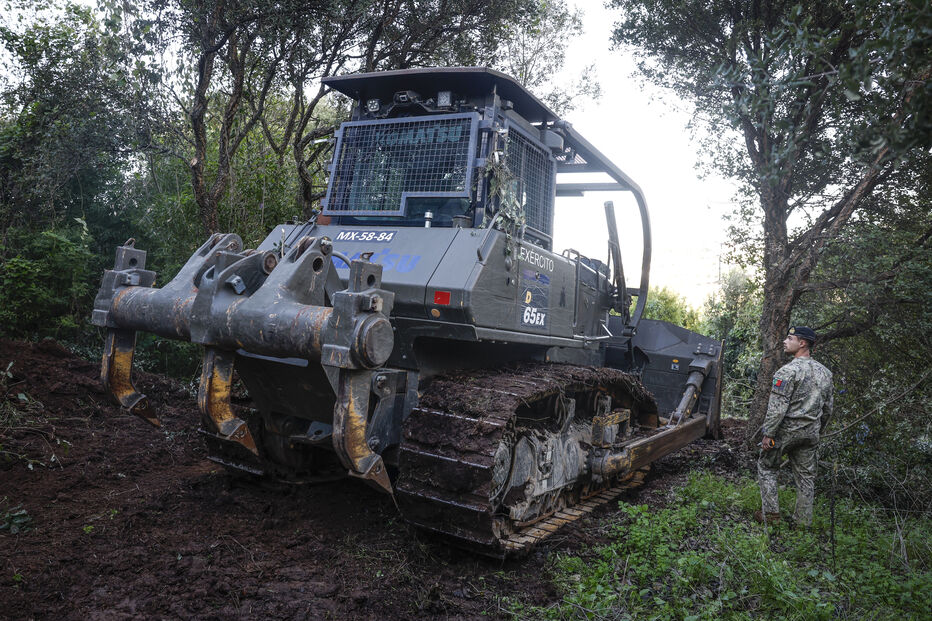 Exército limpa estradas em Ferreira do Zêzere com três viaturas.
