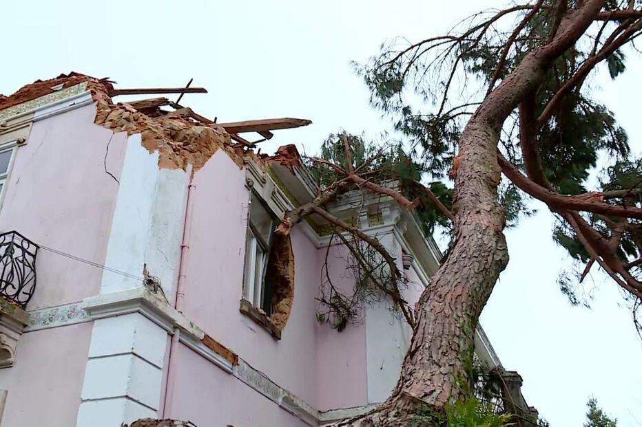Temporal causa destruição na casa de José Cid em Mongofores