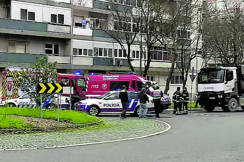 Bombeiros e polícia estiveram no local  