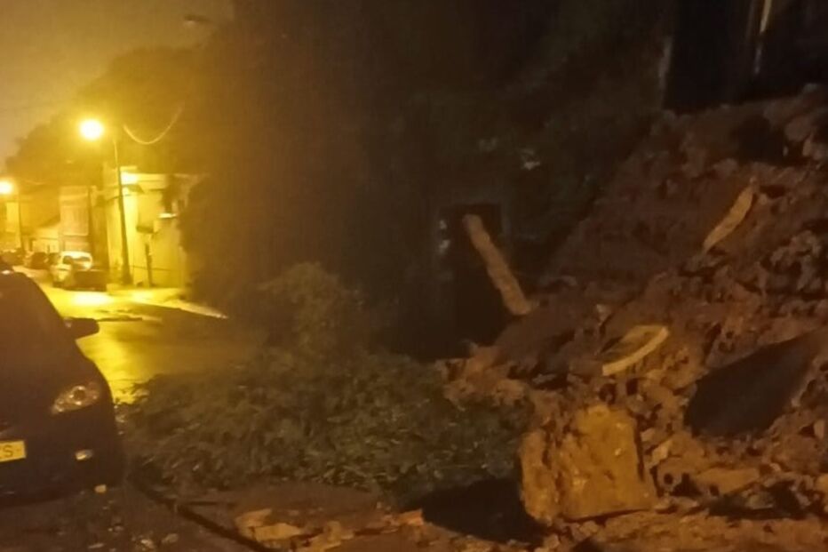 Derrocada corta Rua 1.º de Maio em Porto Brandão